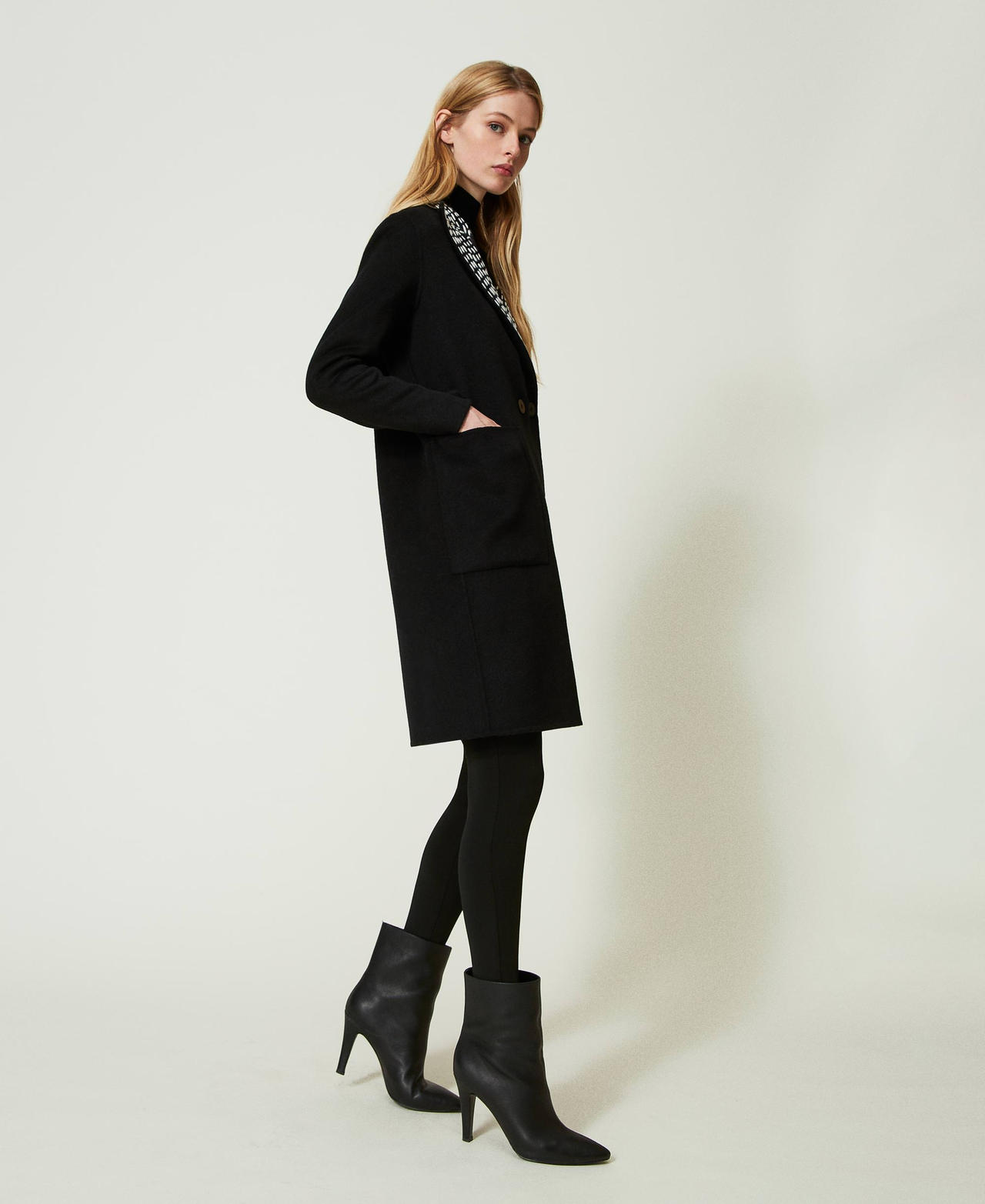 Mantel aus zweilagigem Tuch mit Stickereien Schwarz Frau 232TQ2131_00006_02