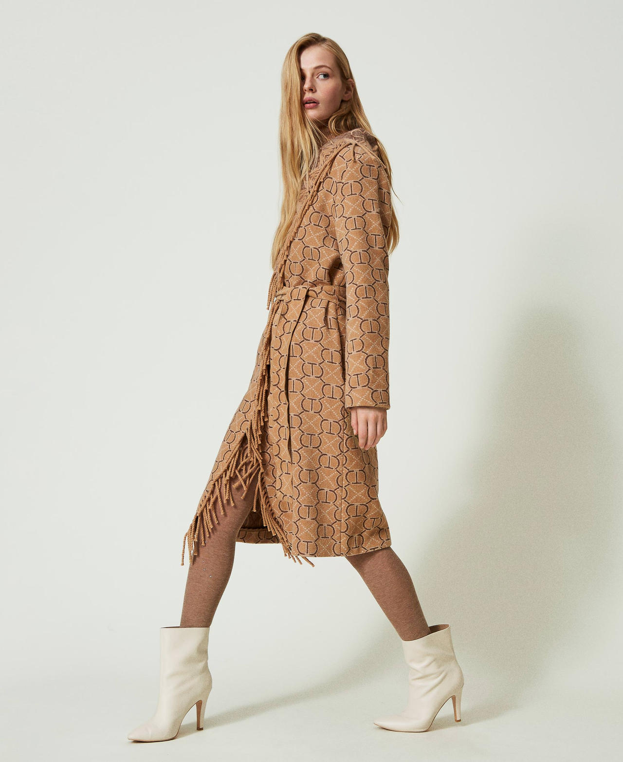 Mantel aus „Oval T“-Jacquard mit Stickereien Jacquard Mix Oval T / „Light Wood“-Beige Frau 232TQ2132_10267_02