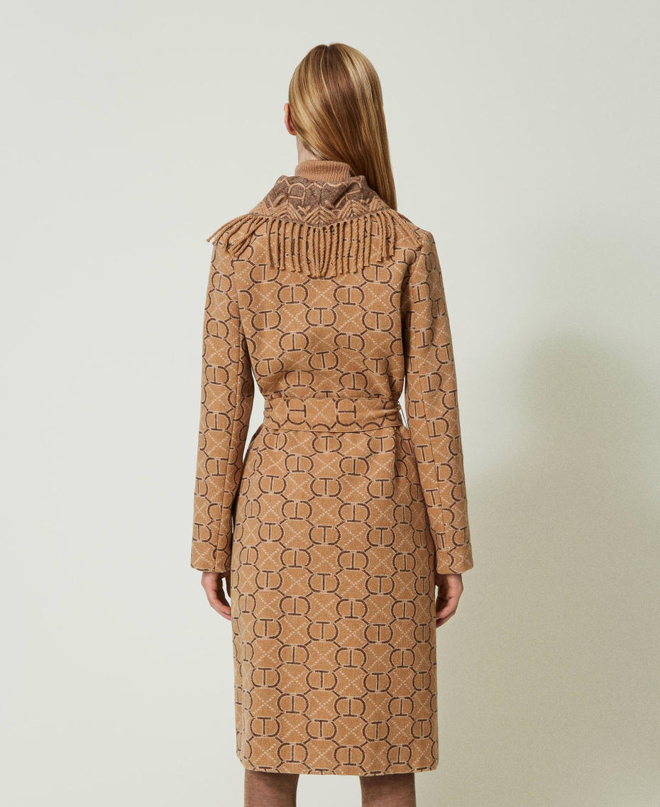 Mantel aus „Oval T“-Jacquard mit Stickereien Jacquard Mix Oval T / „Light Wood“-Beige Frau 232TQ2132_10267_04