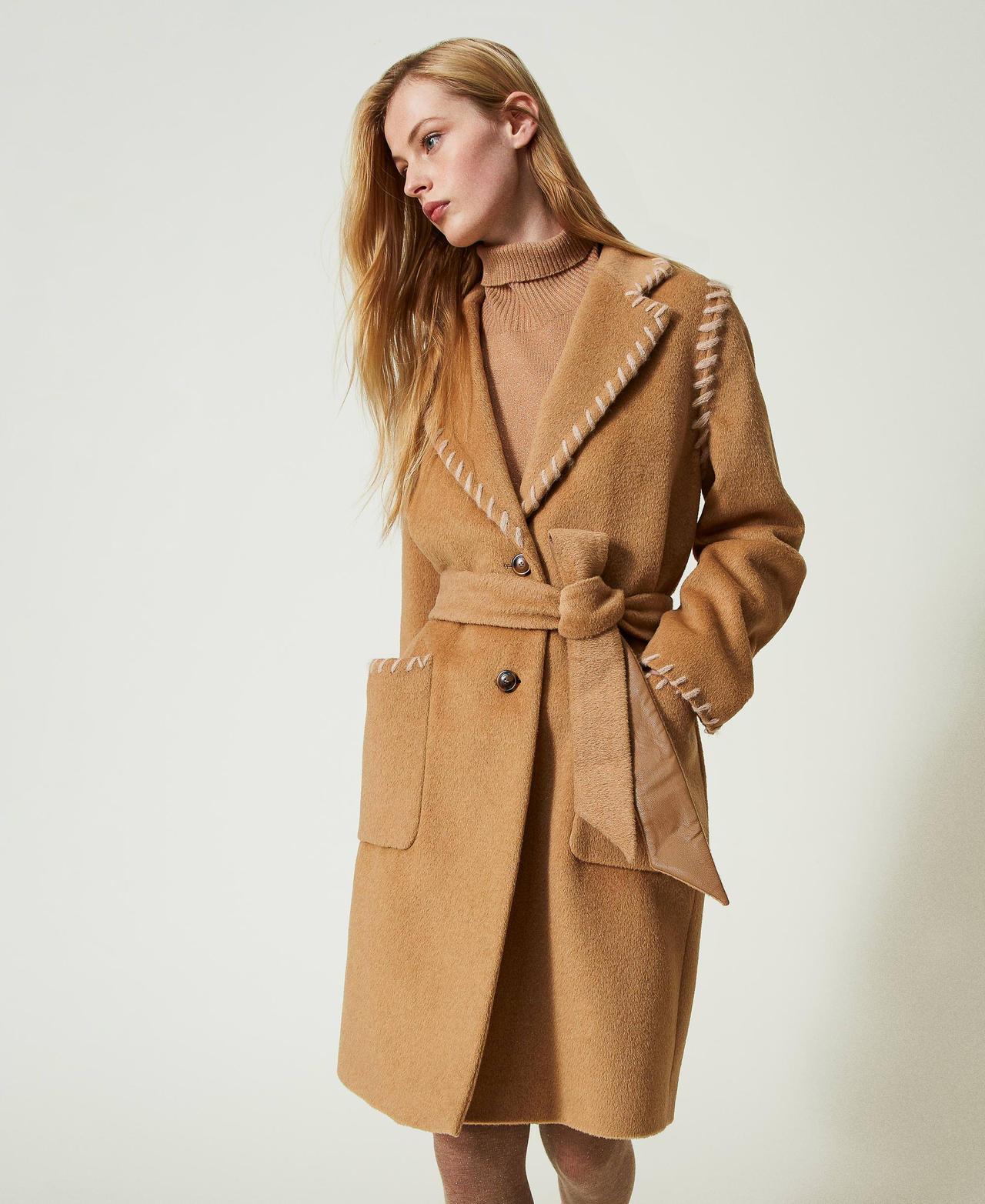 Manteau droit en laine mélangée cardée avec broderies Beige « Light Wood » Femme 232TQ2133-02