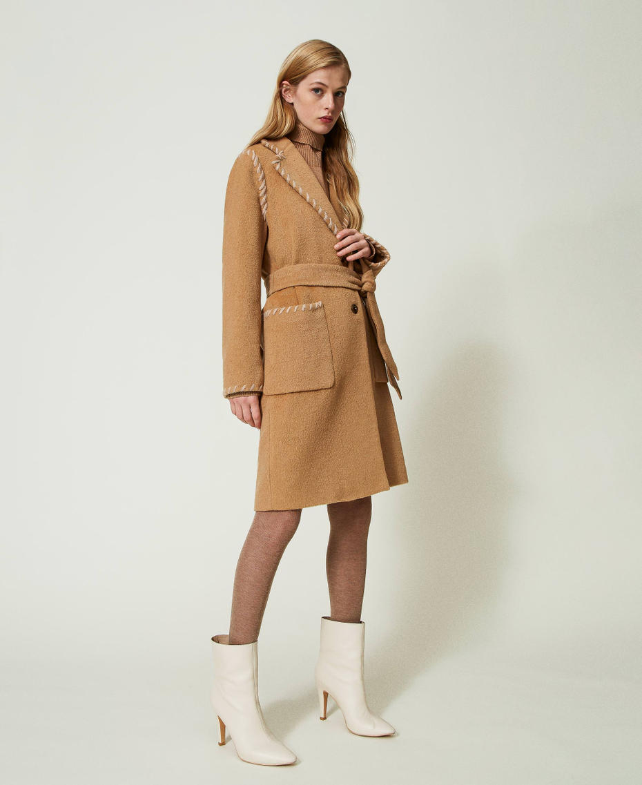 Manteau droit en laine mélangée cardée avec broderies Beige « Light Wood » Femme 232TQ2133-03