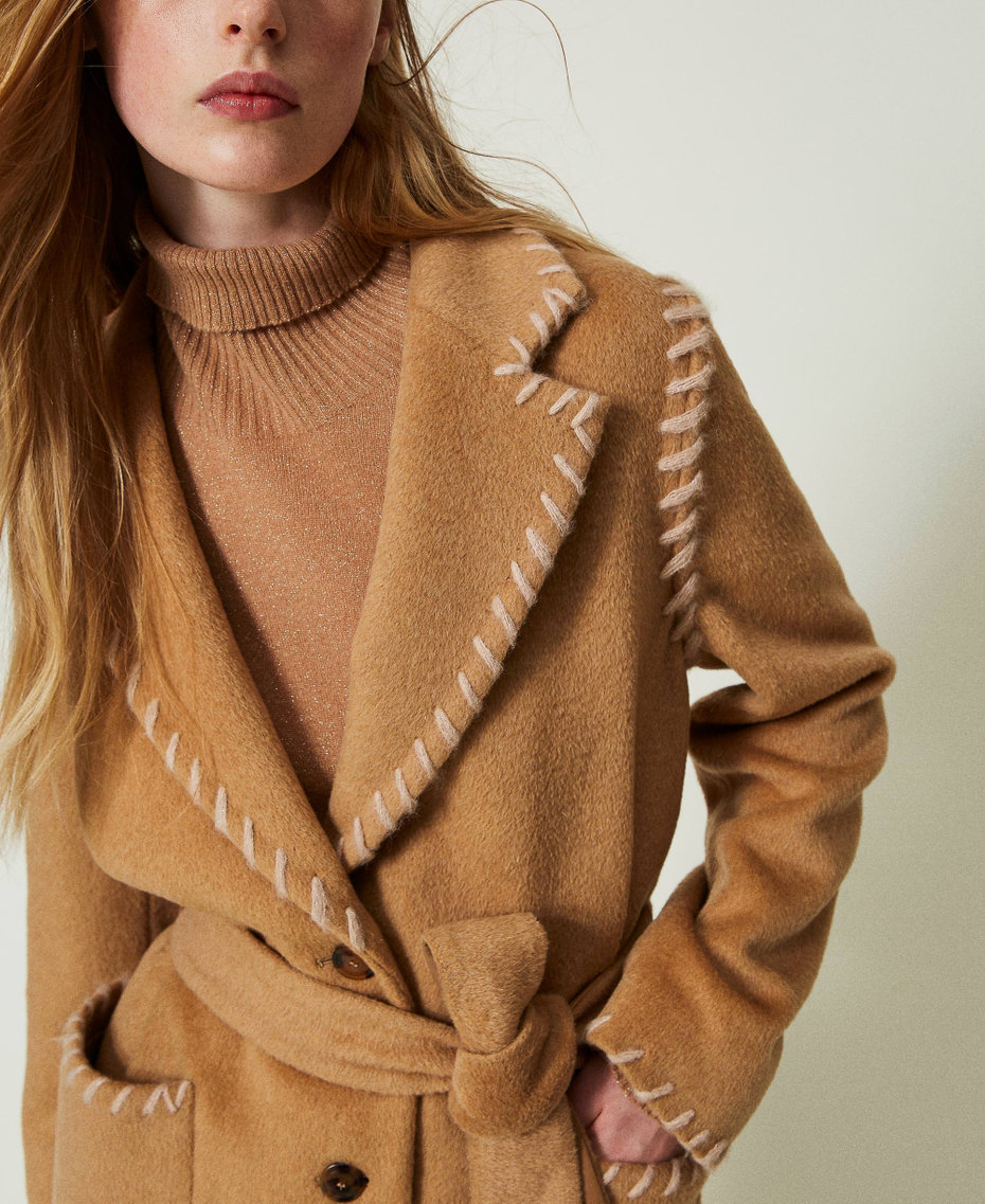 Manteau droit en laine mélangée cardée avec broderies Beige « Light Wood » Femme 232TQ2133-05