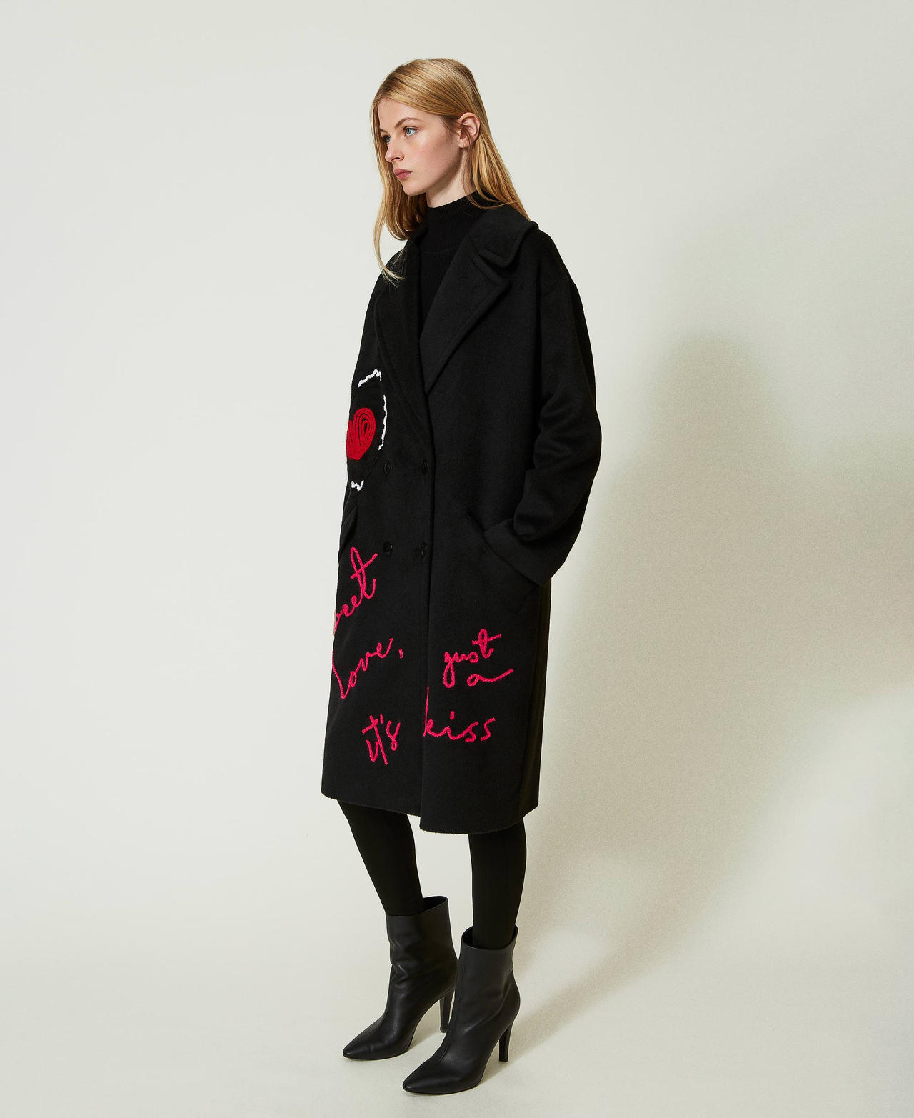 Zweireihiger Mantel aus gerautem Wollmischgewebe mit Stickereien Schwarz Frau 232TQ2134-02