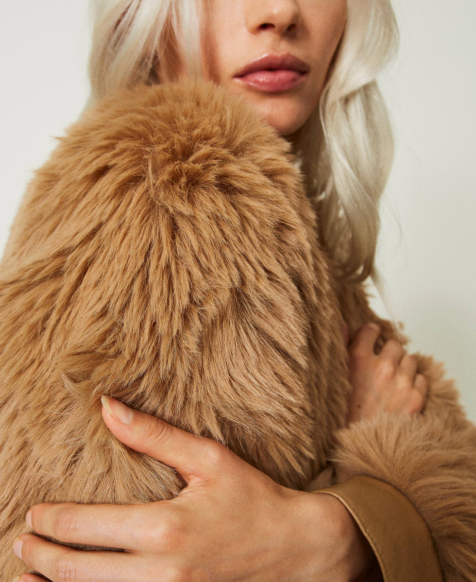 Chaqueta corta de pelo sintético con capucha para mujer