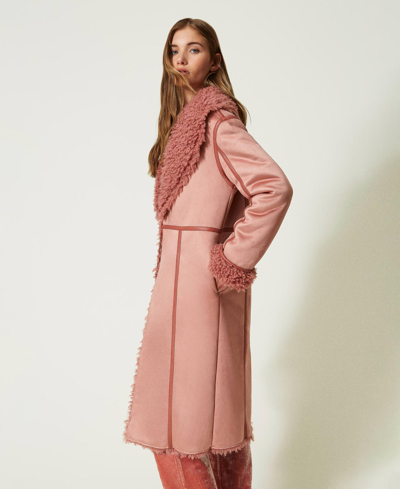 Manteau effet cuir velours avec fausse fourrure