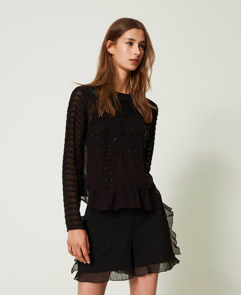 Blusa de georgette con bordado a mano