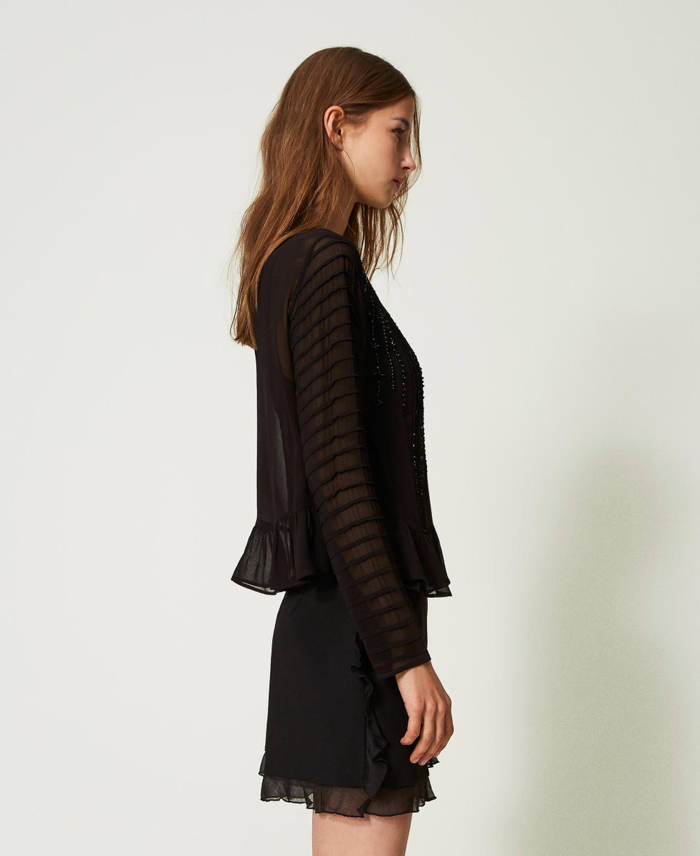 Blusa de georgette con bordado a mano