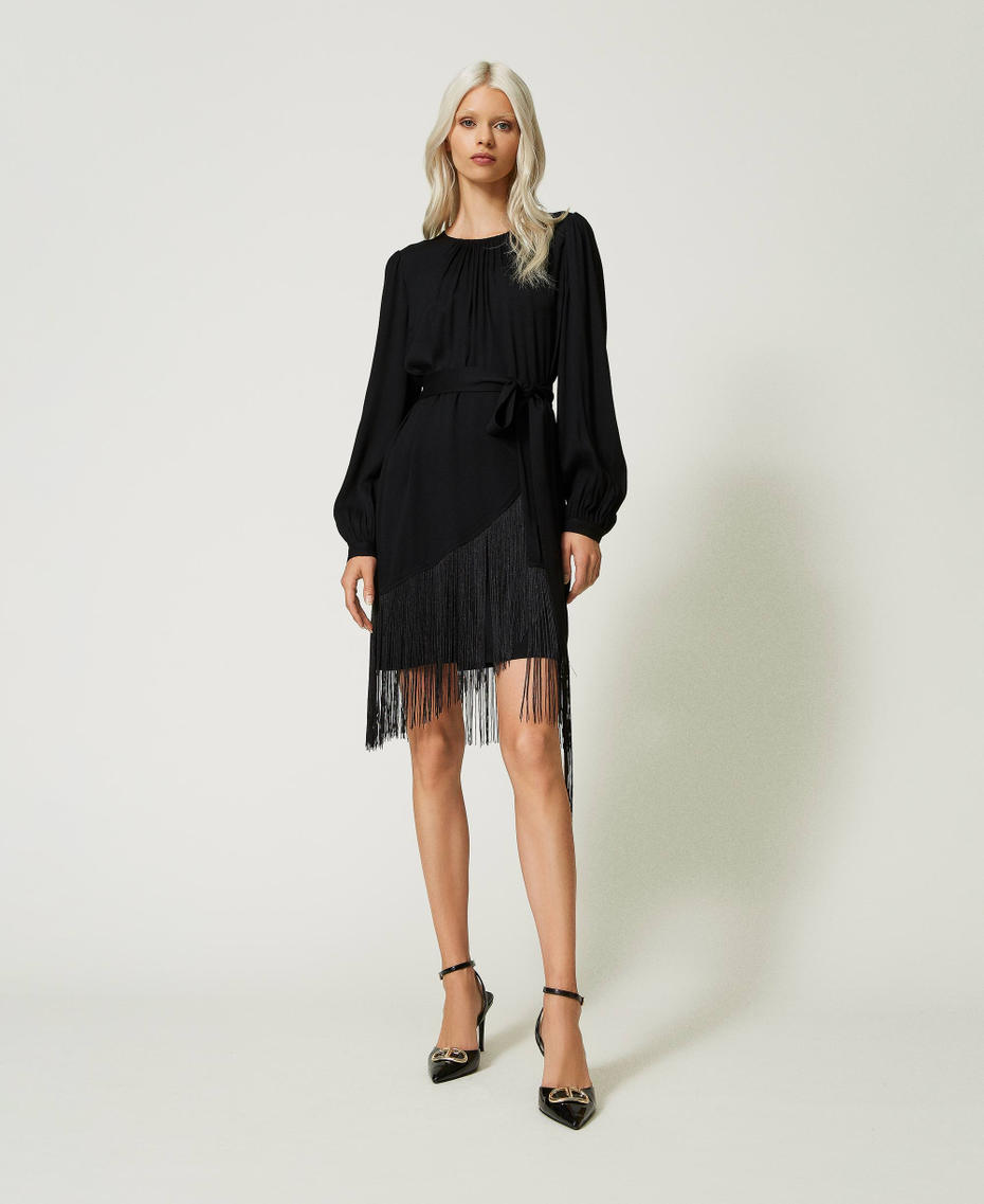Robe courte en crêpe avec franges