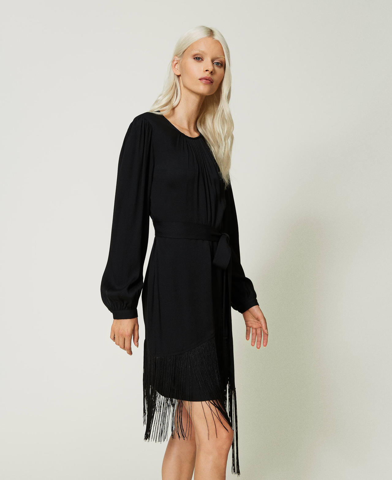 Robe courte en crêpe avec franges