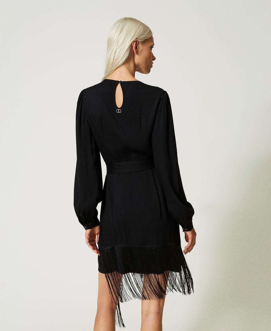 Robe courte en crêpe avec franges