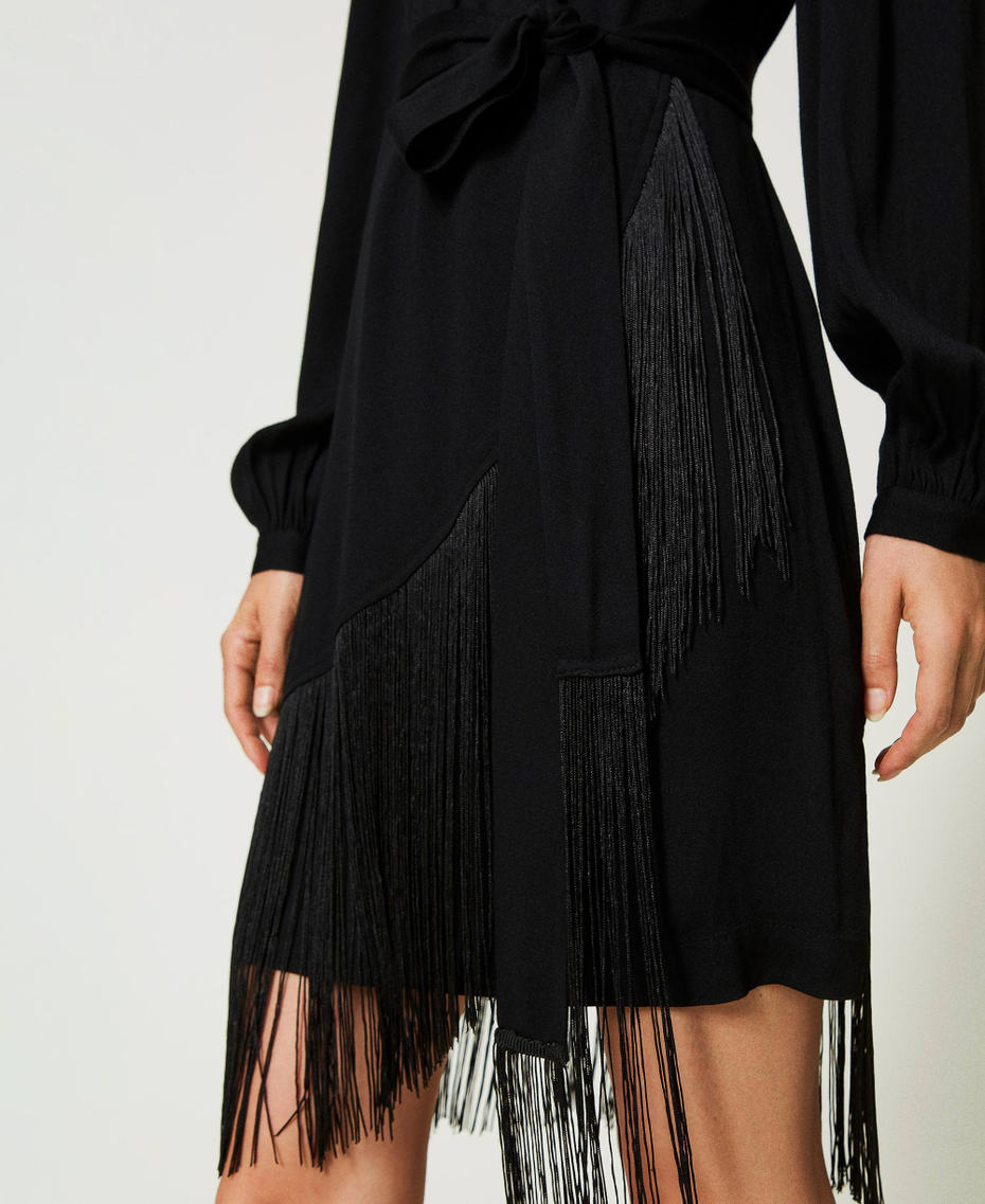 Robe courte en crêpe avec franges