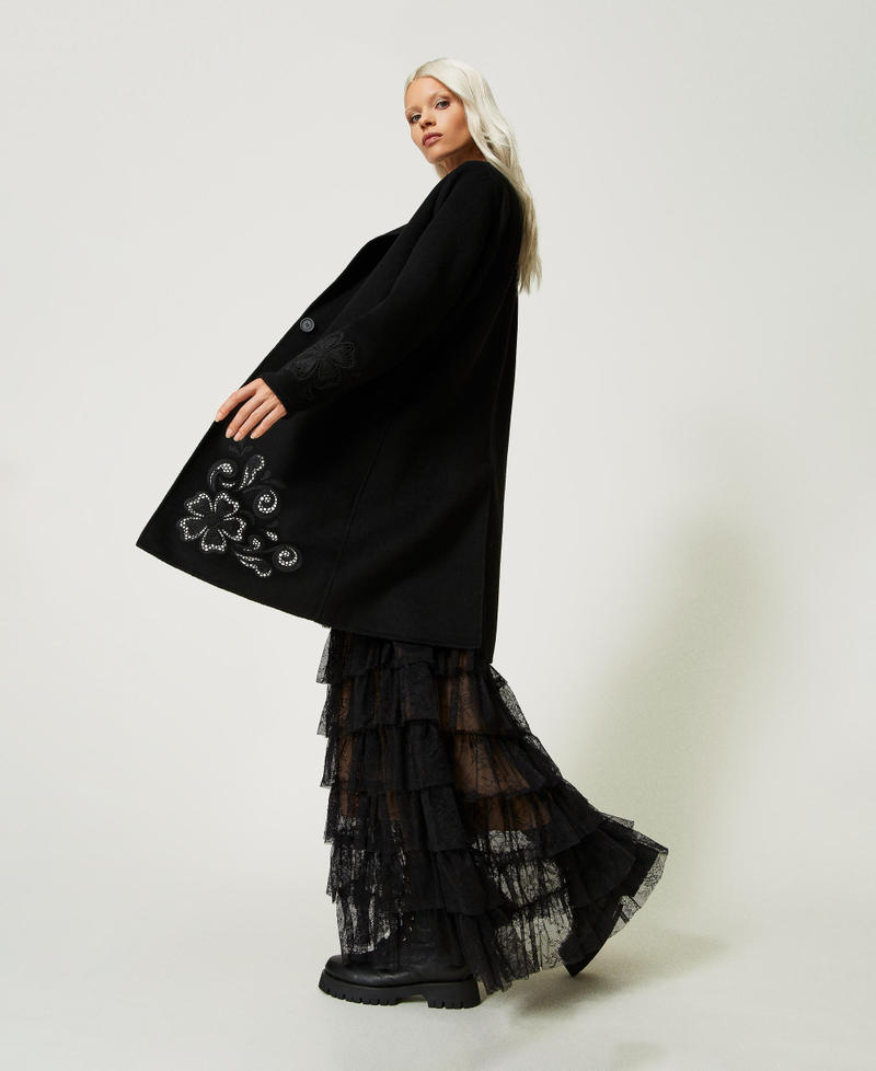 Manteau en tissu double de laine avec broderie