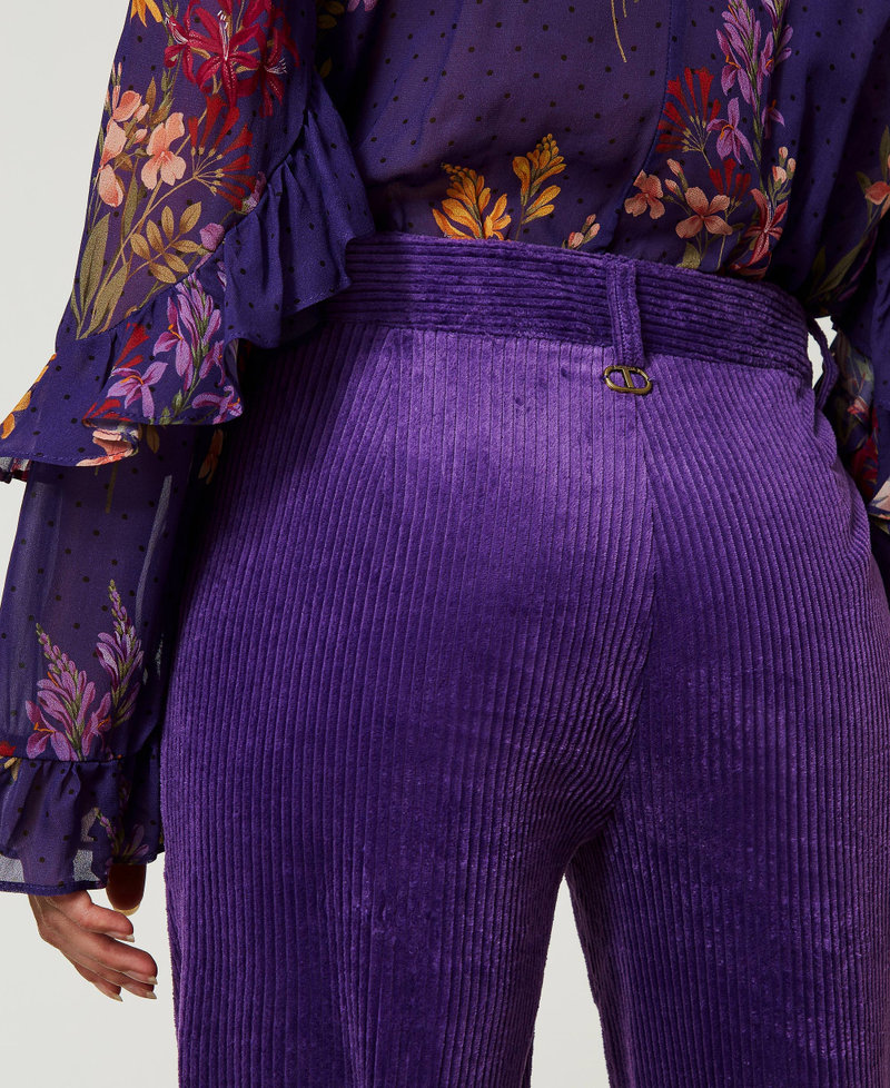 Gerade geschnittene Hose aus Cordsamt Dunkles Lavendel Frau 232TT2364-04