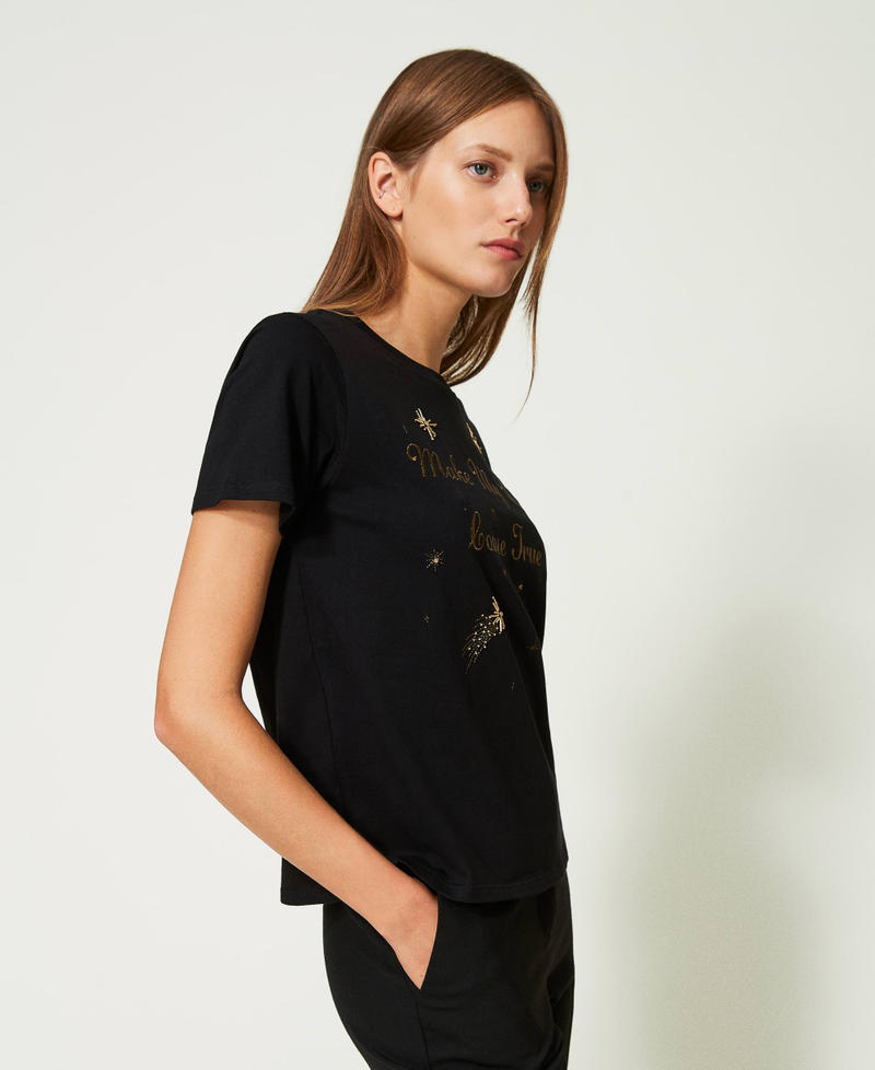 Regular t-shirt with handmade embroidery