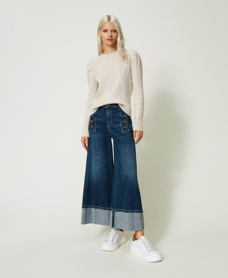 Cropped jeans with decorative buttons
