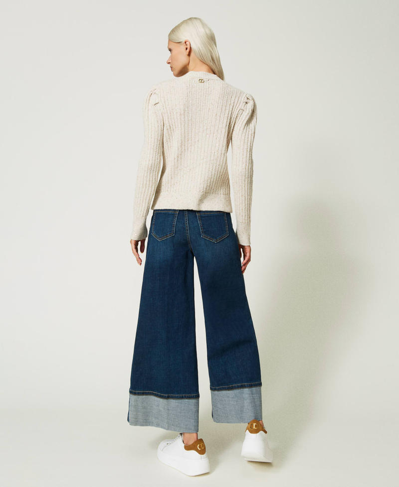 Cropped jeans with decorative buttons