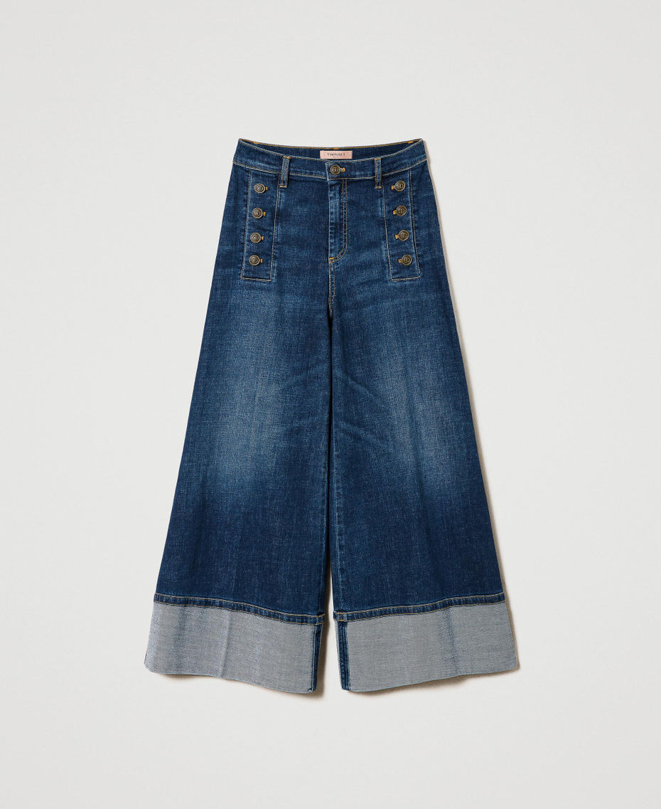 Cropped jeans with decorative buttons