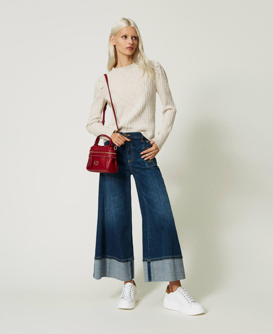 Cropped jeans with decorative buttons