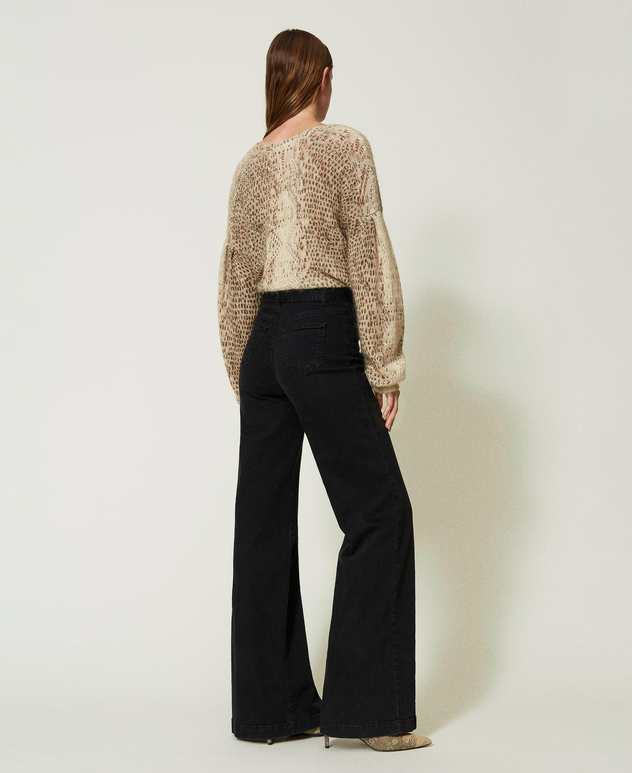 Vaqueros negros de pernera ancha con cintur&oacute;n