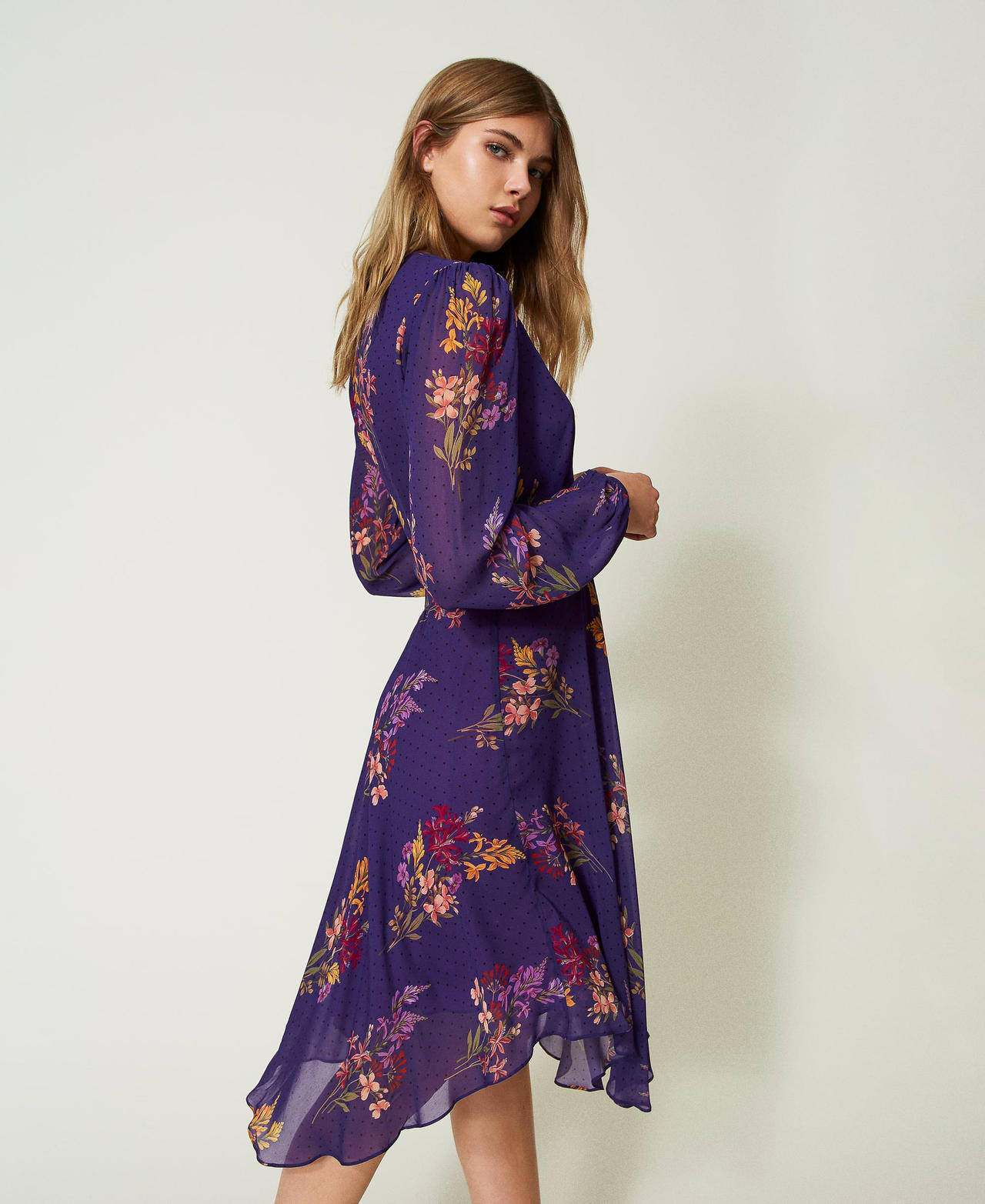 Kurzes Kleid aus Georgette mit Blumen und Tupfen Print Jolies Fleurs / Dunkles Lavendel Frau 232TT2462-02