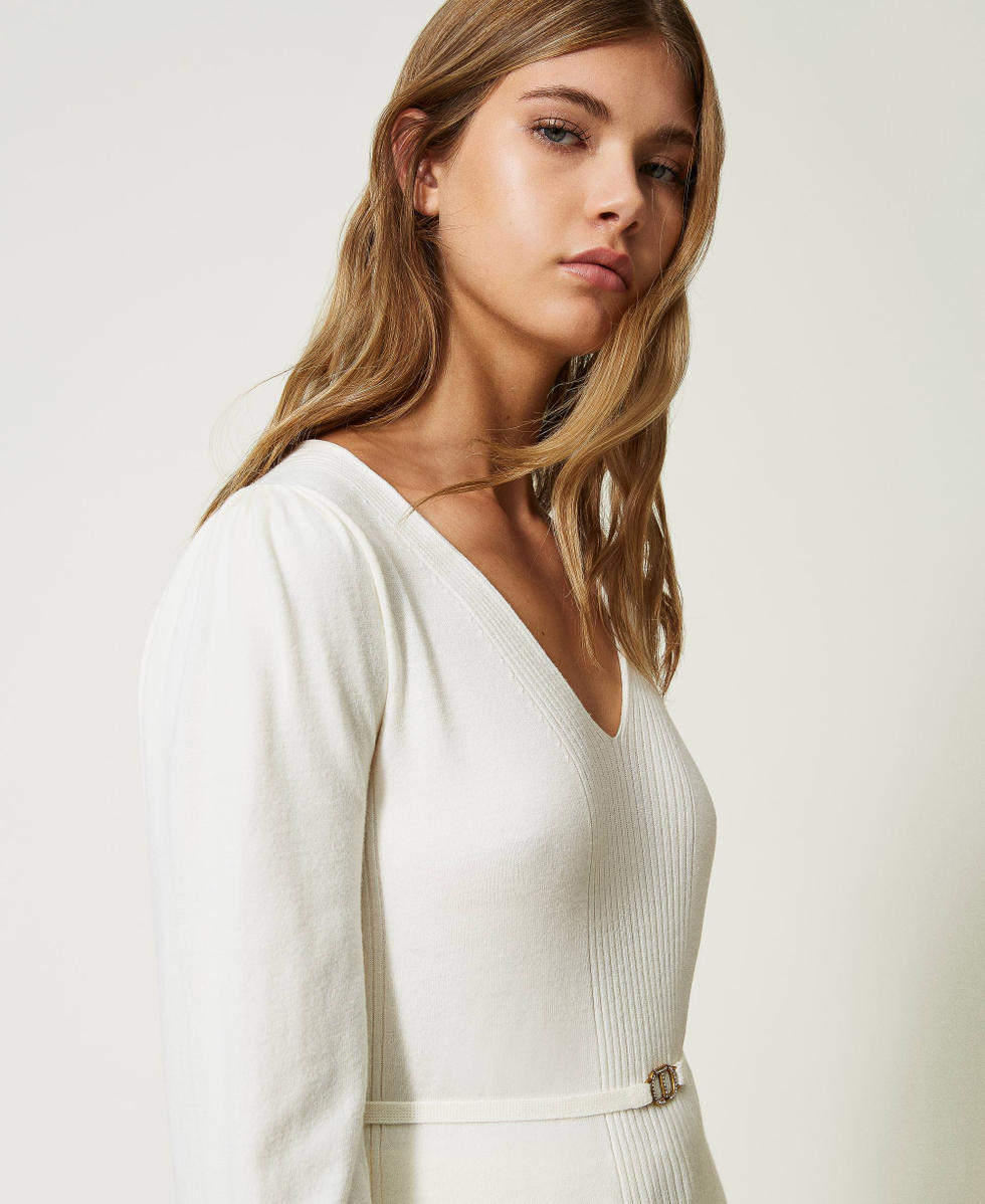 Seamless jumper with Oval T belt