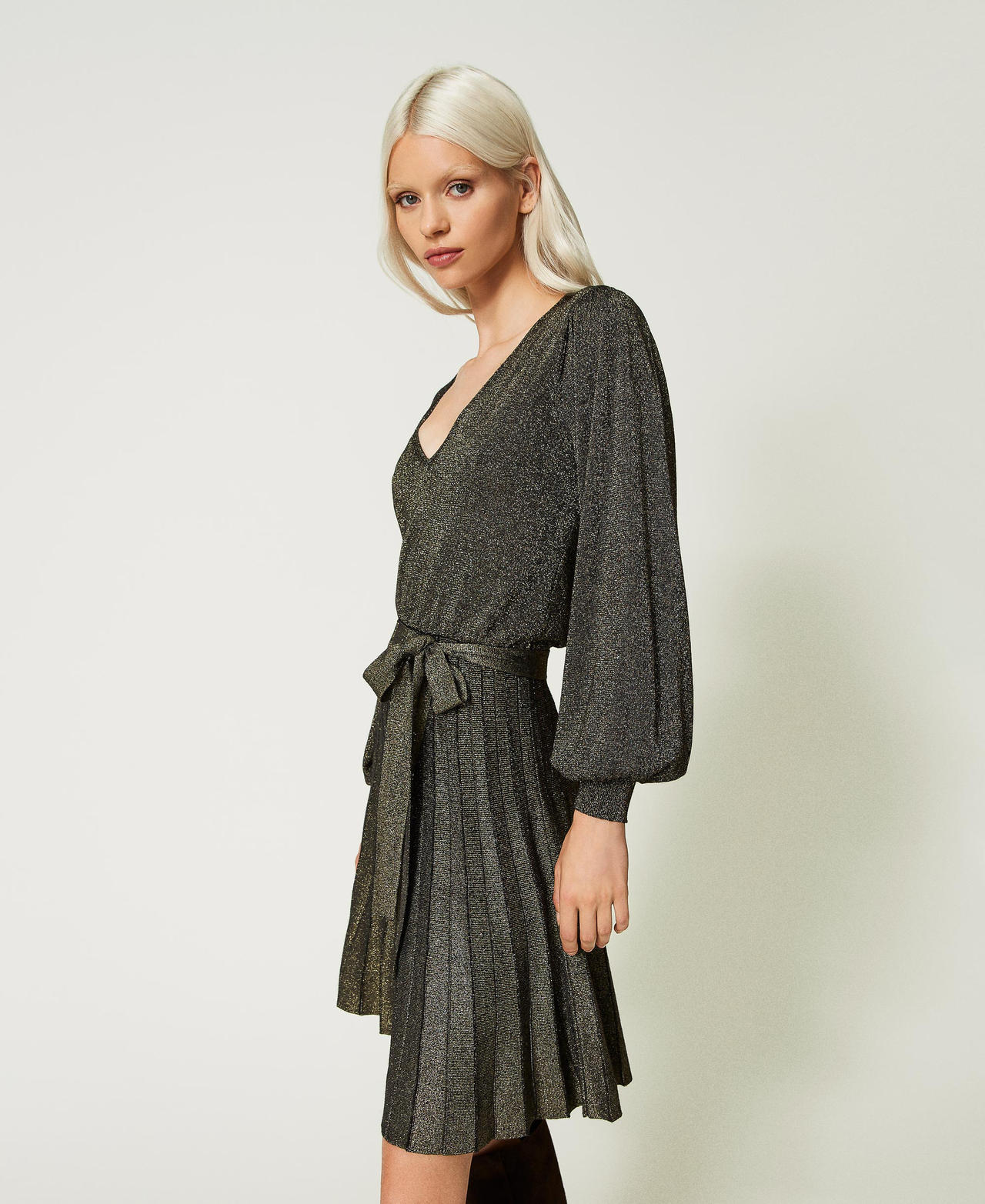 Kurzes Strickkleid mit Lurex und Plisseefalten