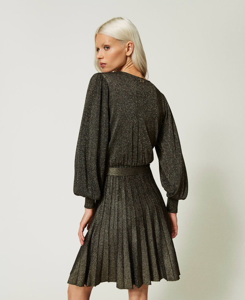 Kurzes Strickkleid mit Lurex und Plisseefalten