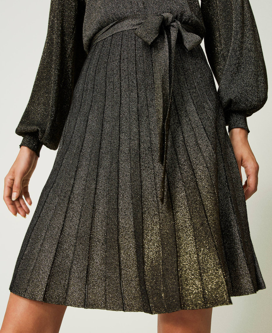 Kurzes Strickkleid mit Lurex und Plisseefalten