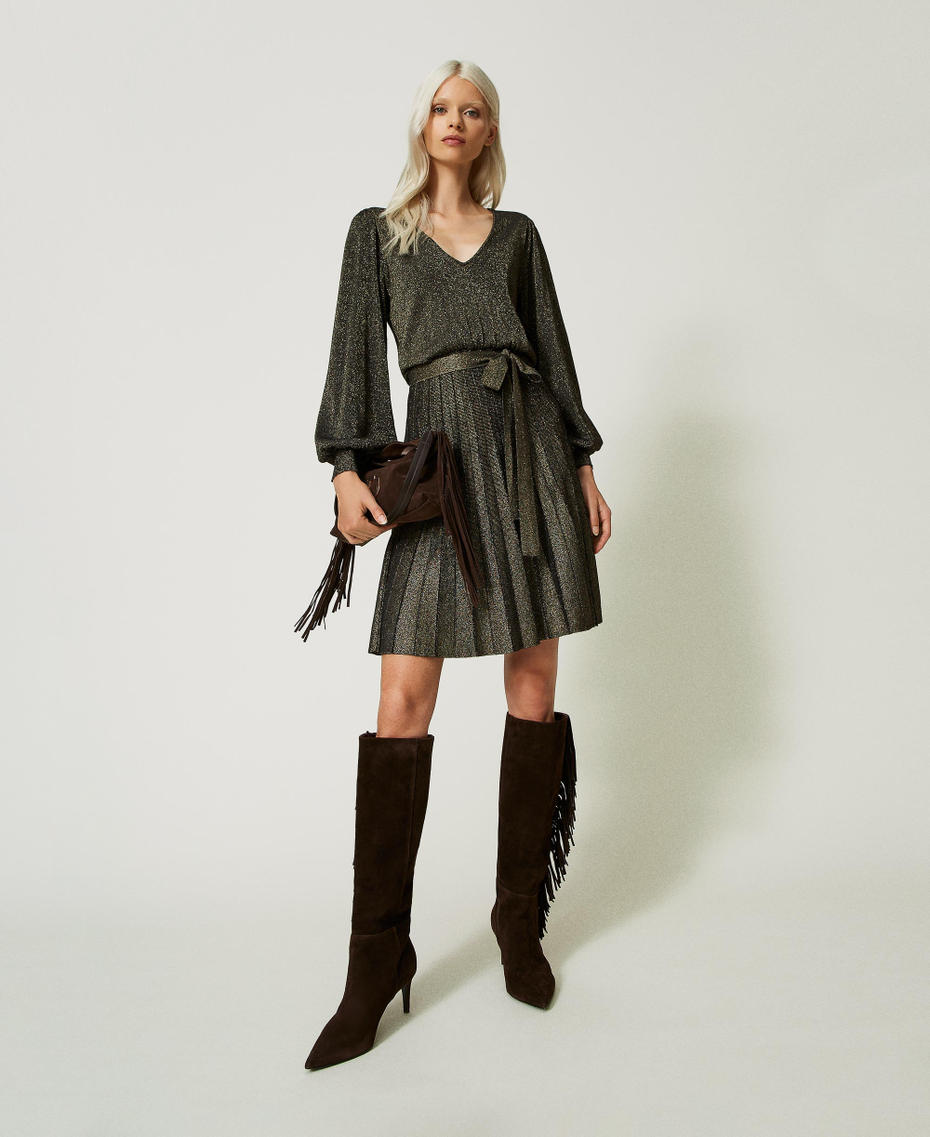 Kurzes Strickkleid mit Lurex und Plisseefalten