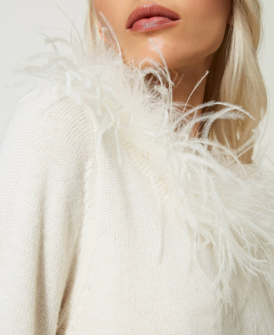 Pull regular en laine mélangée avec plumes