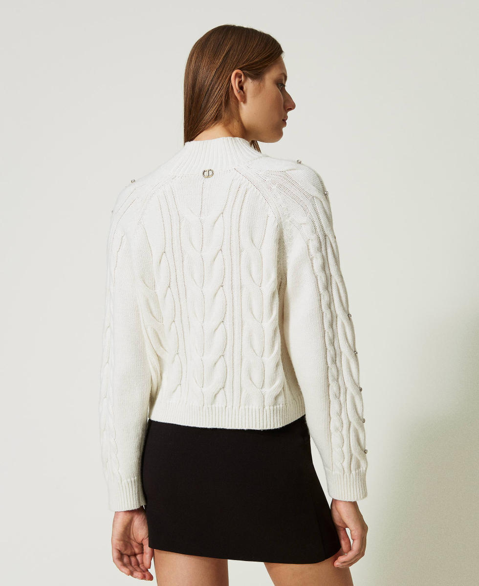 Pull en laine m&eacute;lang&eacute;e avec broderie r&eacute;alis&eacute;e &agrave; la main