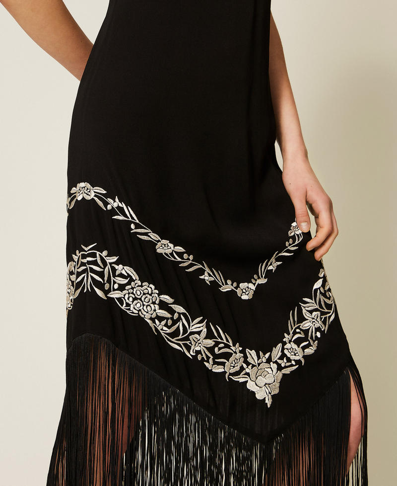 Langes Kleid mit floraler Stickerei Zweifarbig Schwarz / Perlmuttwei&szlig; Frau 261TT2411_06571_04