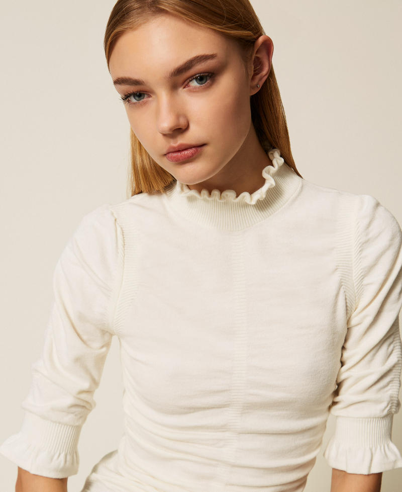 Stehkragenpullover mit Kr&auml;uselung Wei&szlig; Schnee Frau 252TT3151_00282_PD