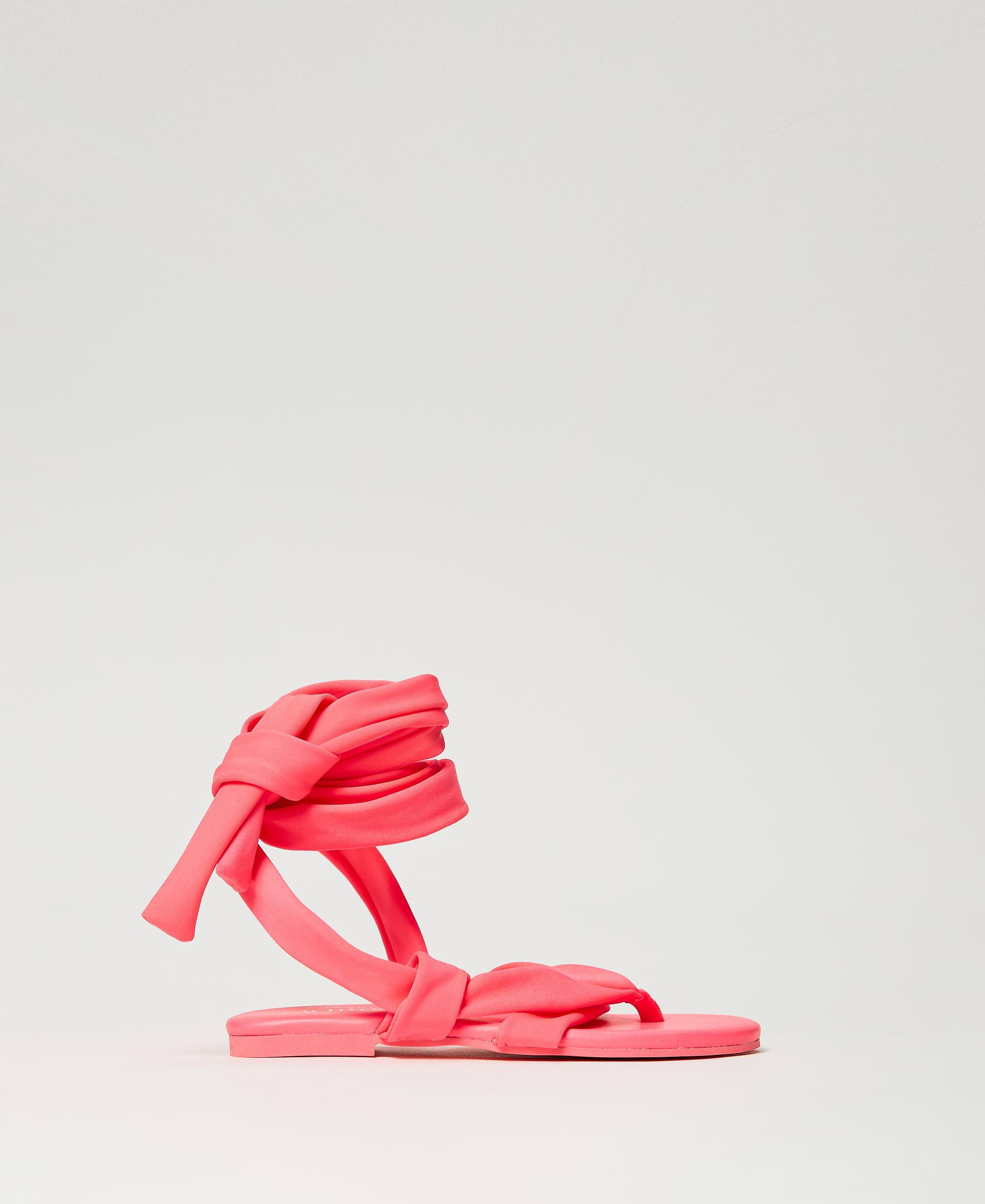 Flat sandals with criss-crossed laces