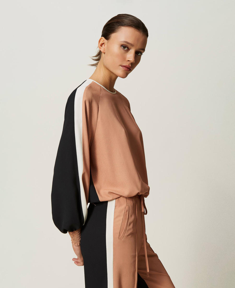 Blouse en cr&ecirc;pe de Chine avec polyester recycl&eacute;