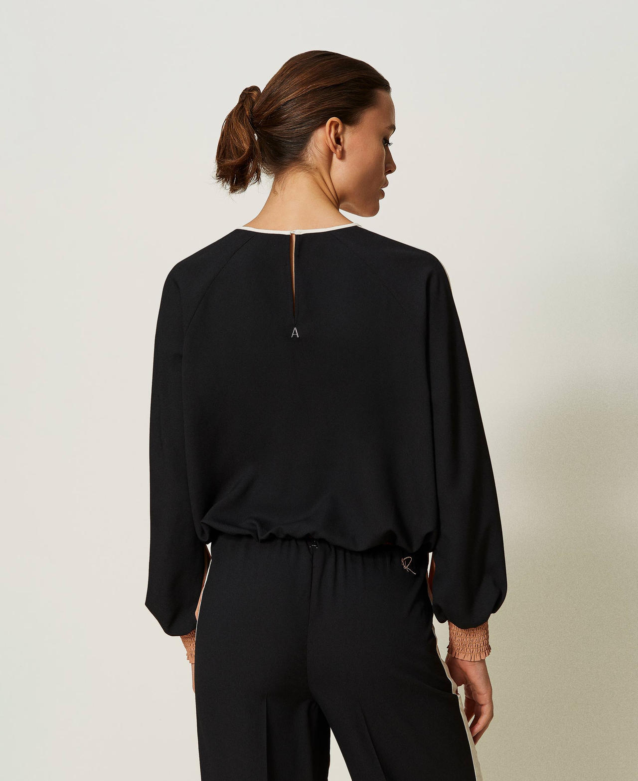 Blusa de crepé de China con poliéster reciclado Multicolor Negro / Marrón "Macaroon" / Blanco "Chantilly" Mujer 241AP2153-03