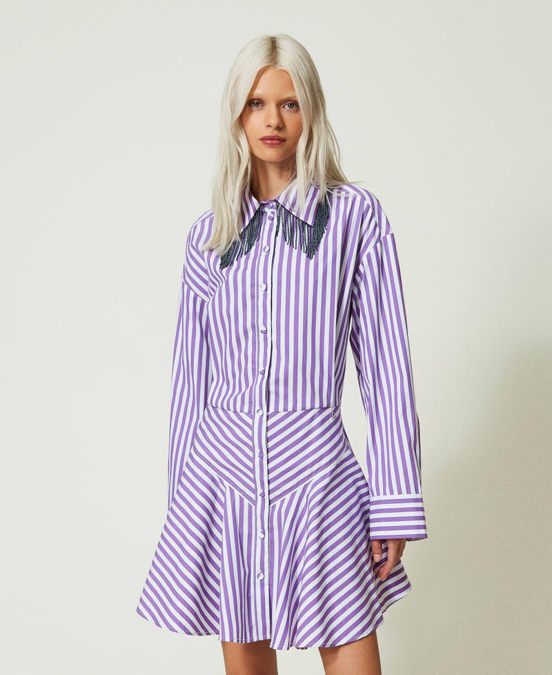 Kurzes Kleid aus Bio-Baumwolle mit Streifen „Sparkling Grape“-Lila / „Papers“-Weiß Streifen Frau 241AP2165-02