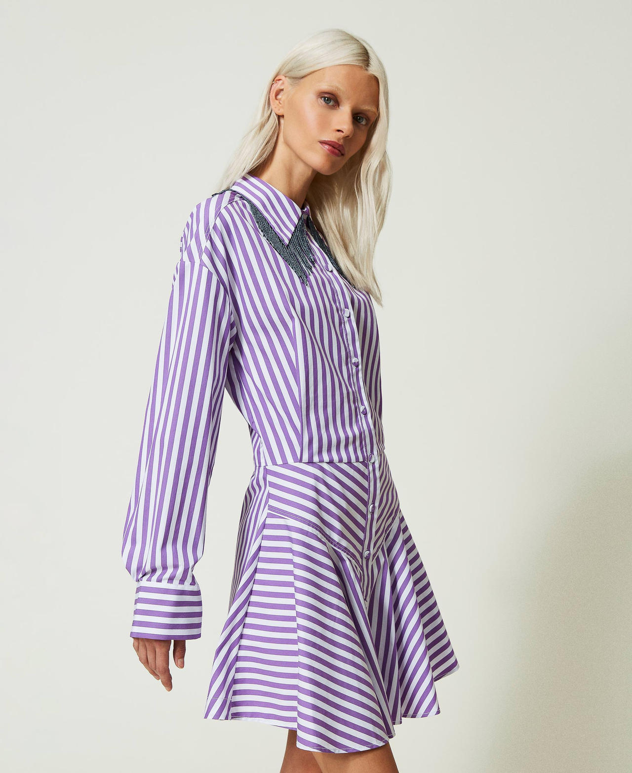 Kurzes Kleid aus Bio-Baumwolle mit Streifen „Sparkling Grape“-Lila / „Papers“-Weiß Streifen Frau 241AP2165-03