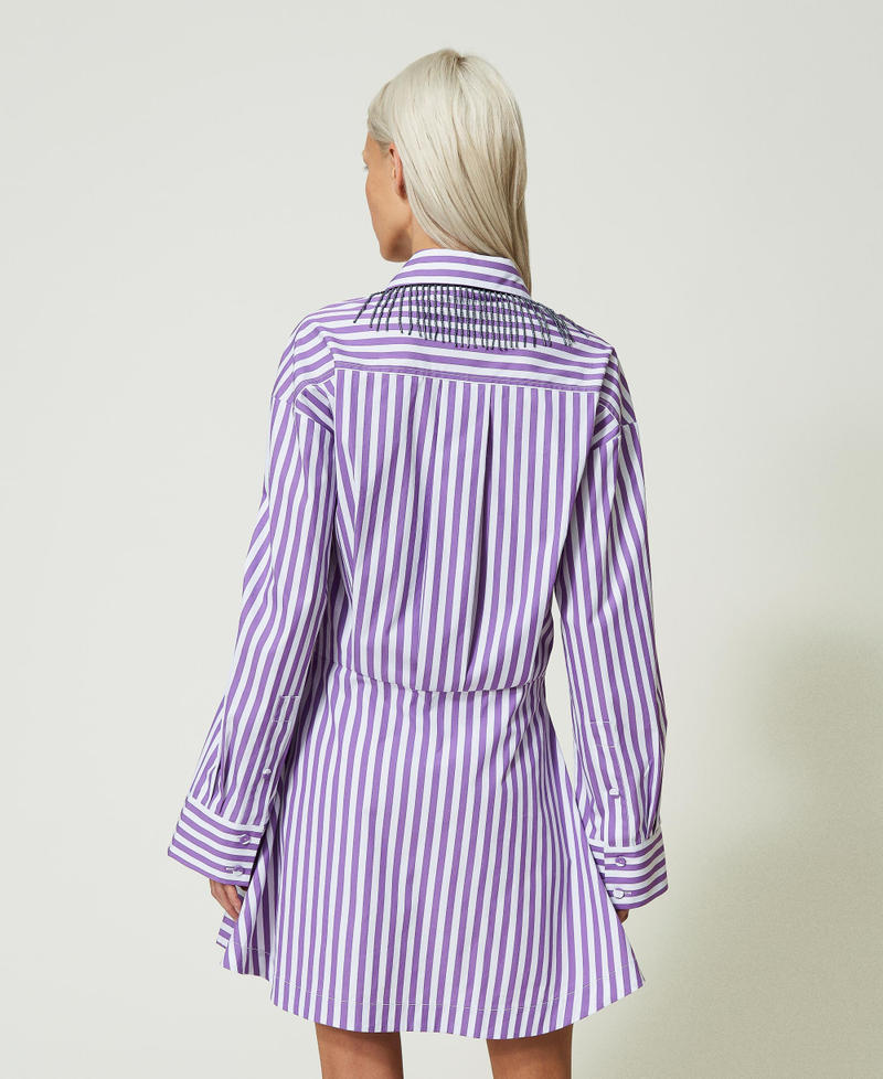 Kurzes Kleid aus Bio-Baumwolle mit Streifen „Sparkling Grape“-Lila / „Papers“-Weiß Streifen Frau 241AP2165-04