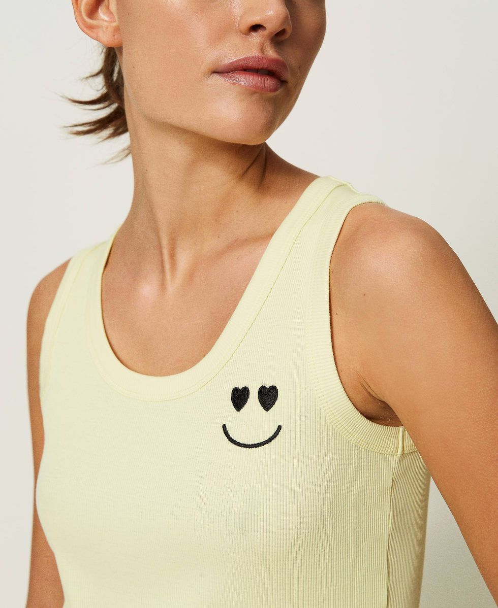 Top acanalado con bordado