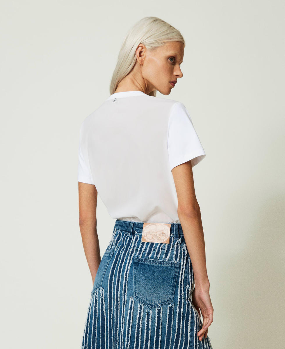 Camiseta con estampado y bordados