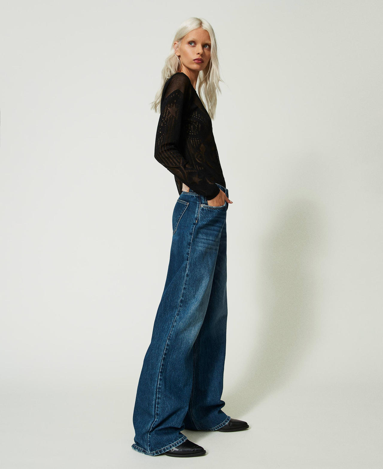 Wide leg jeans with cut-out
