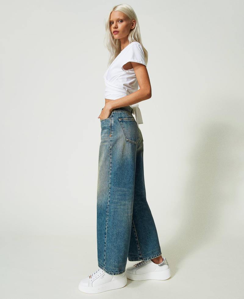 Wide-Leg-Jeans mit Knöpfen Mittleres Denim Frau 241AP2451-02