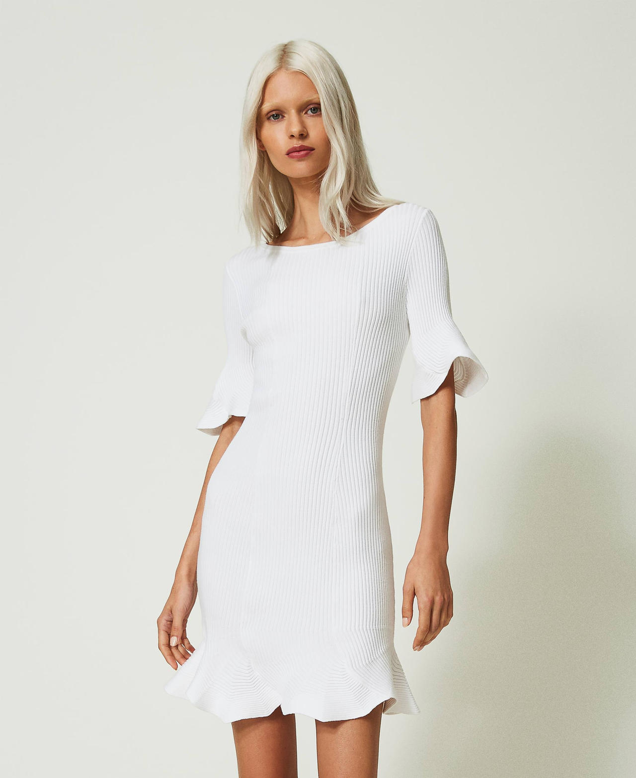 Robe courte côtelée avec volants