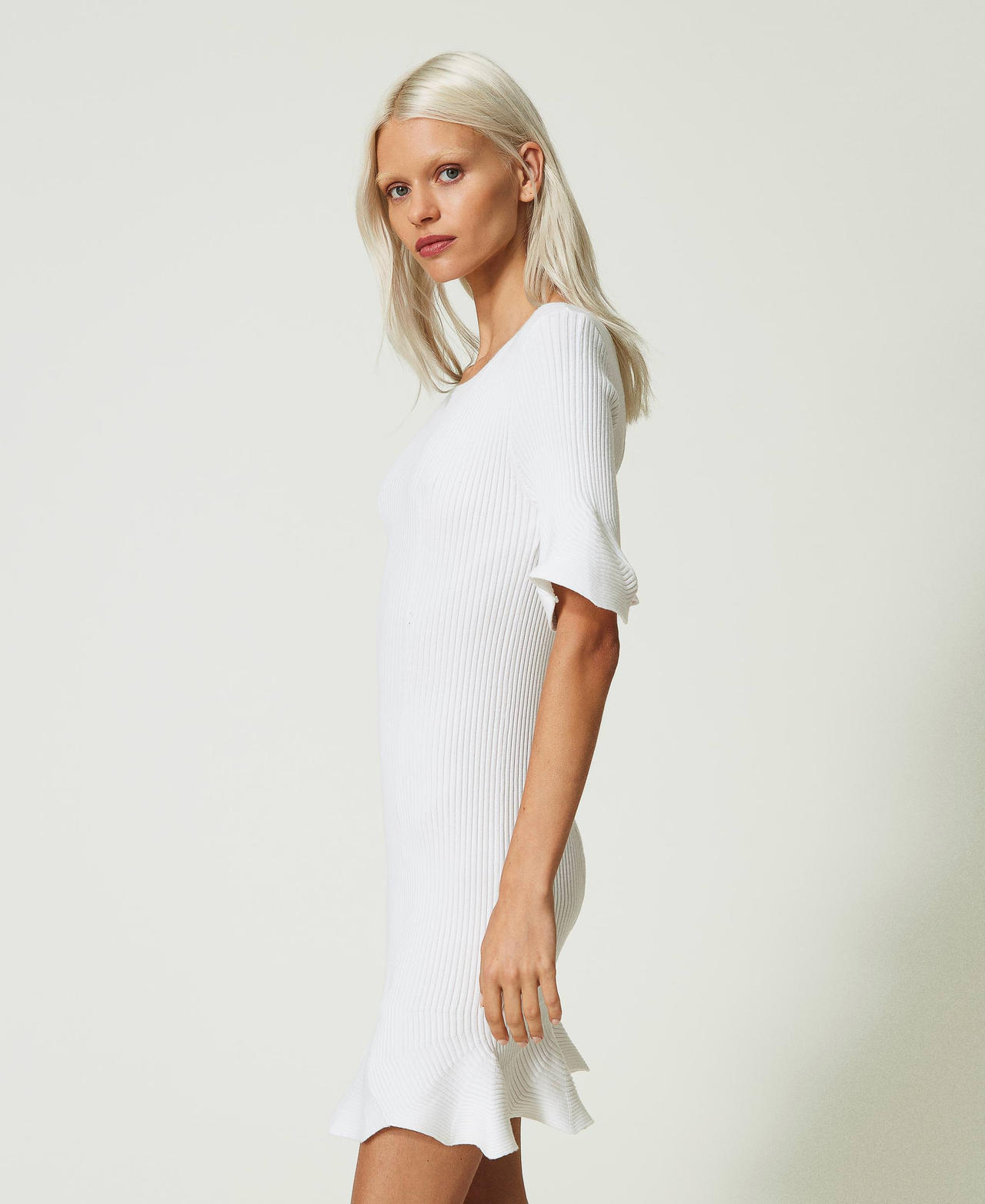 Robe courte côtelée avec volants