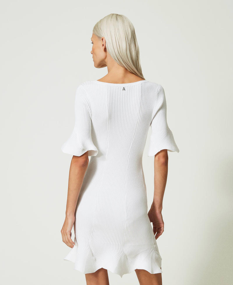 Robe courte côtelée avec volants