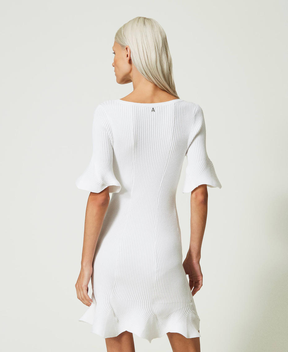 Robe courte côtelée avec volants