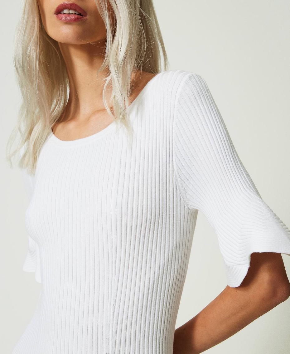 Robe courte côtelée avec volants