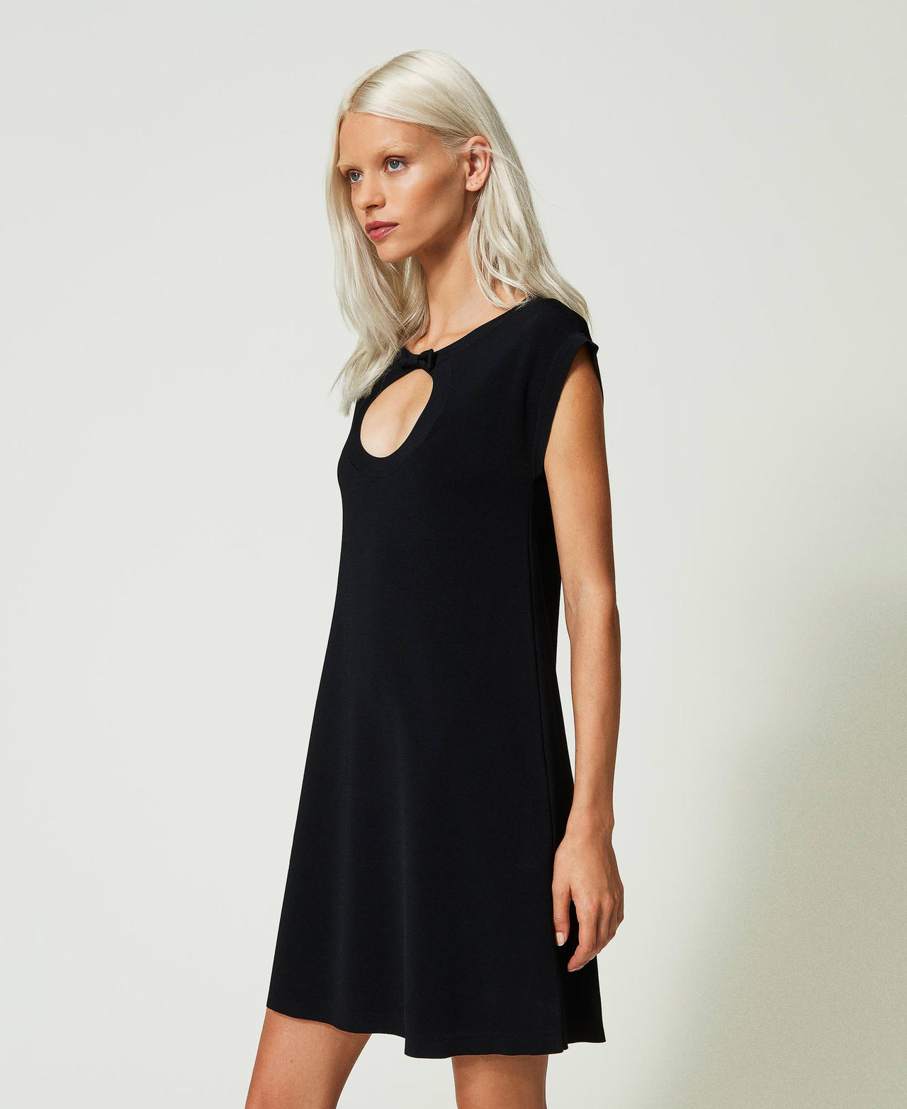 Короткое платье с круглым вырезом и бантиком Черный женщина 241AP3121-02