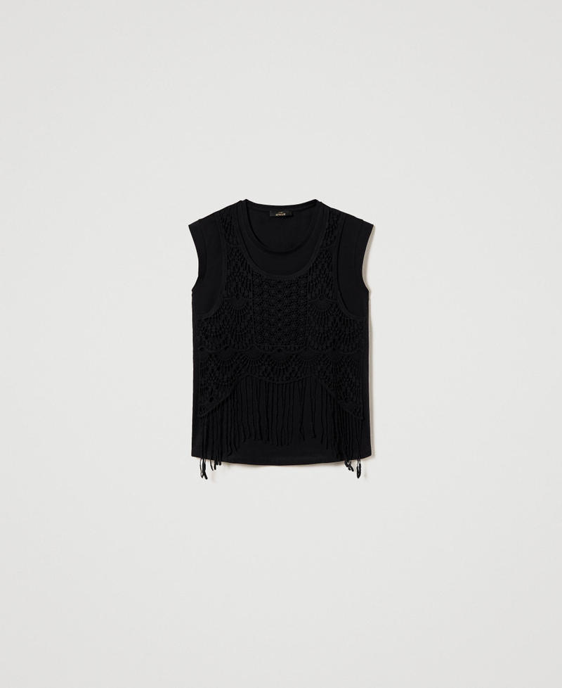 T-shirt with macramé and fringes